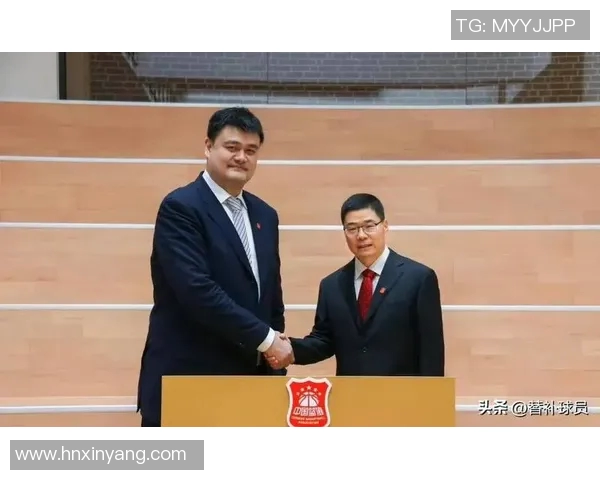 姚明与朋友们共享美食时光，探讨篮球与人生的精彩瞬间
